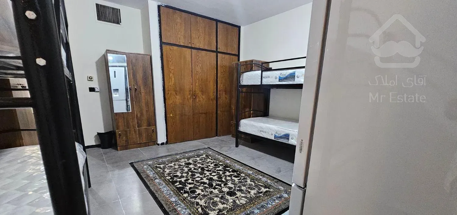 خوابگاه دخترانه هانا ، میدان ونک