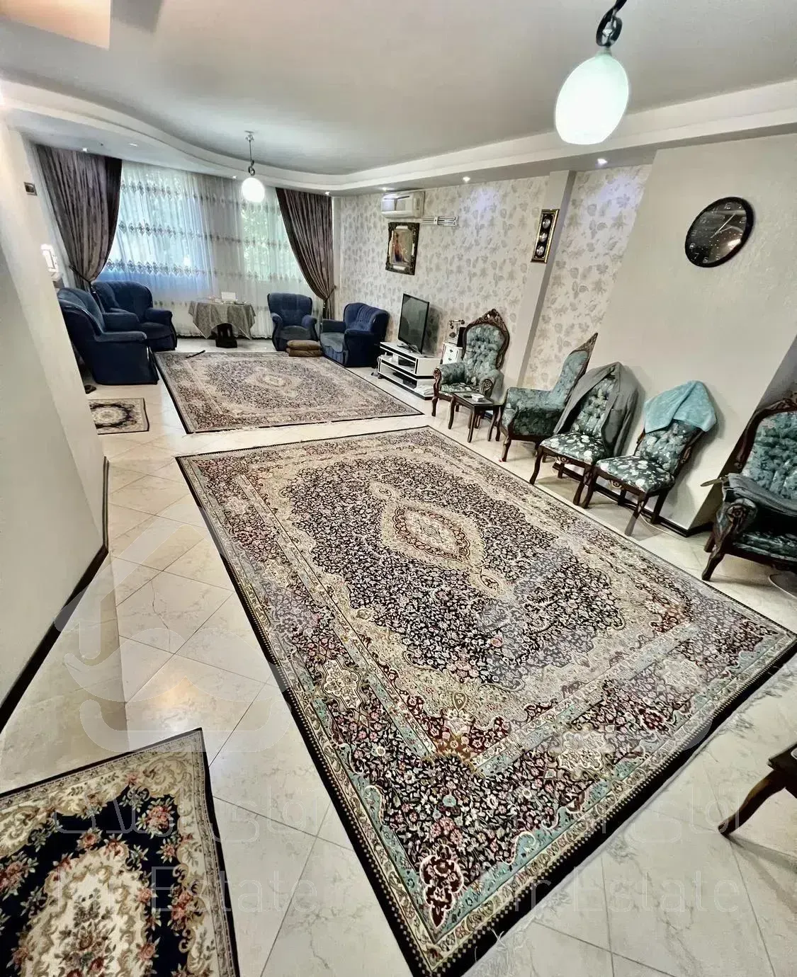 ۱۹۰متر*تراس بزرگ*سکونت چندساله*بدون مالک