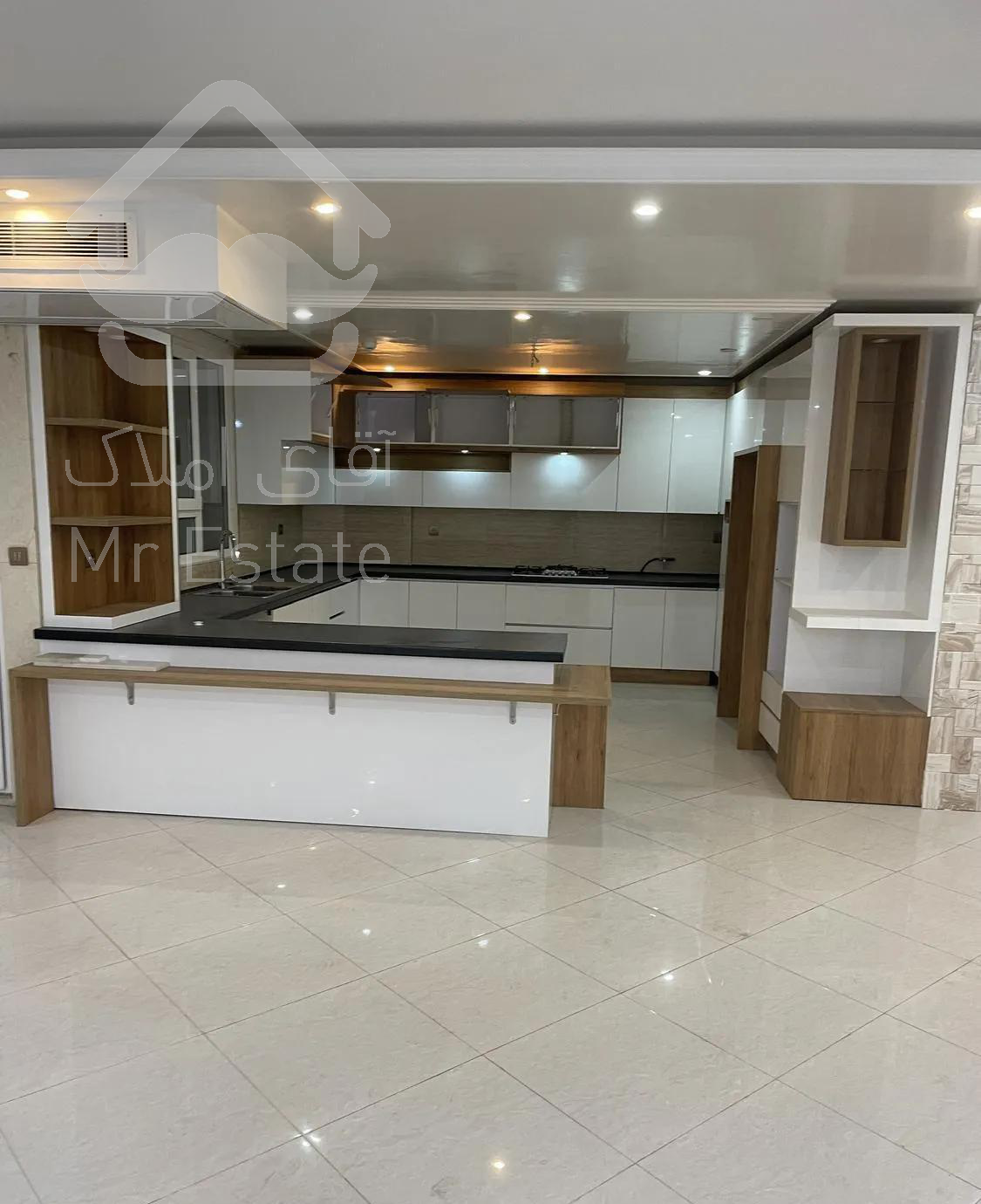 ٣٠٠ متری ٤ خوابه استخر دار