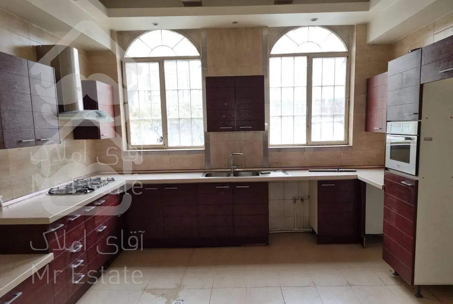 ۱۵۱ متر حیاط در اختیار