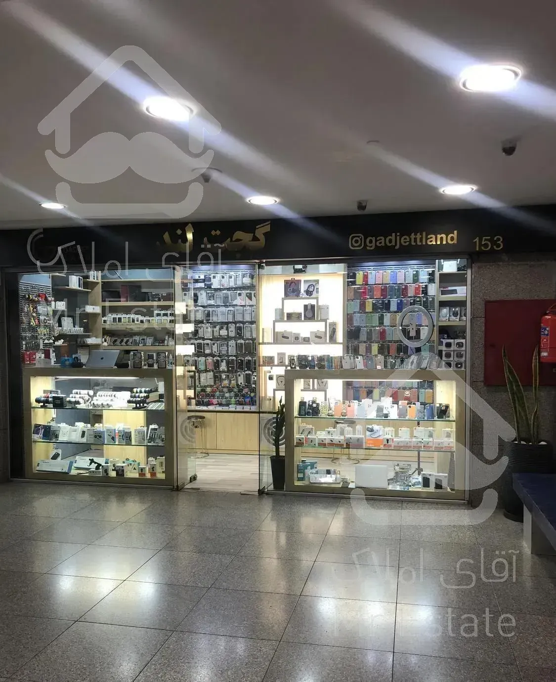 مغازه تجریش ،تندیس ١٦ متر