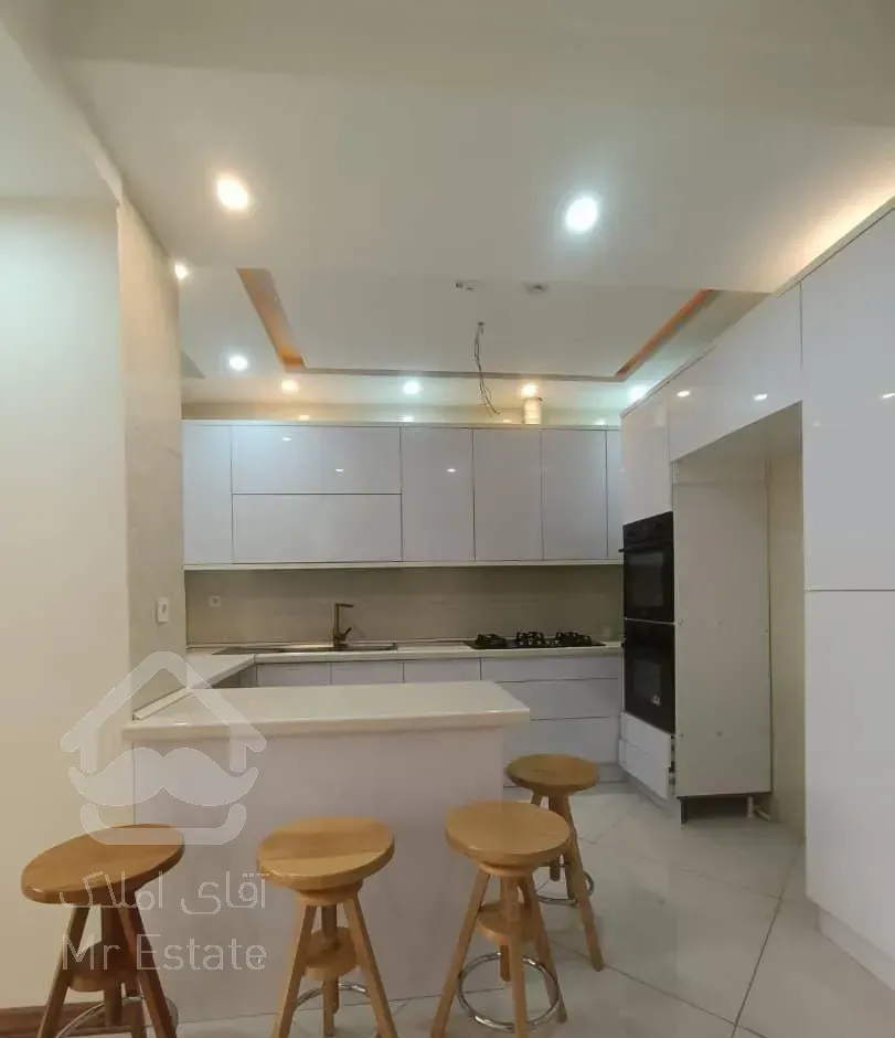 ۶۸ متر/دو خوابه/نورگیر خطی رو به آفتاب/شهران شمالی