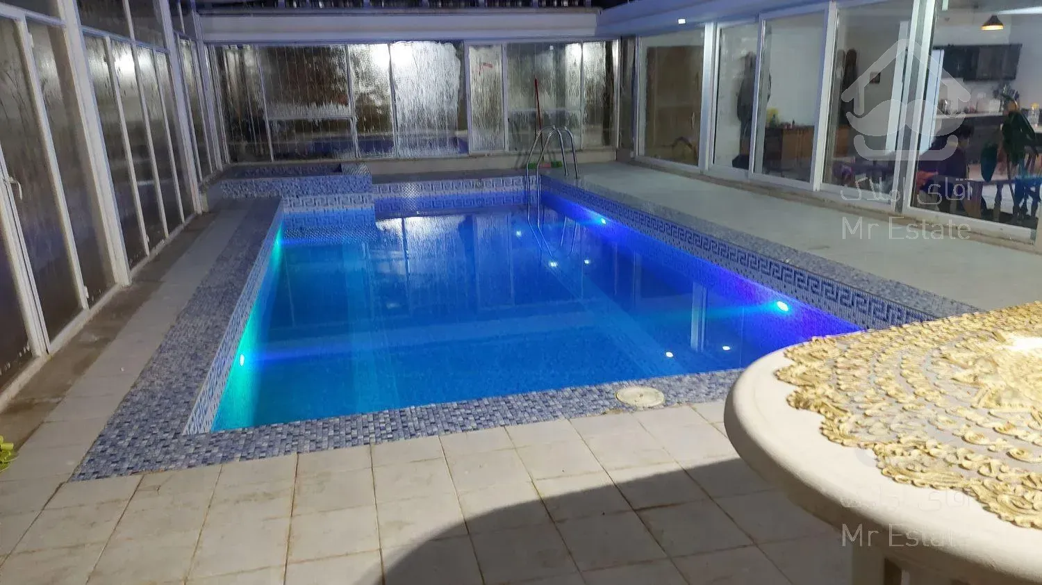ویلا نوساز با استخر اب گرم سرپوشیده ، داخل شهر