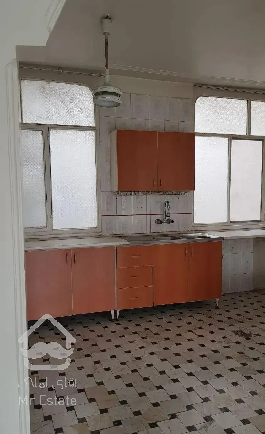 آپارتمان ۱۴۰متری ۳خوابه روبه آفتاب بالکن دار شیک