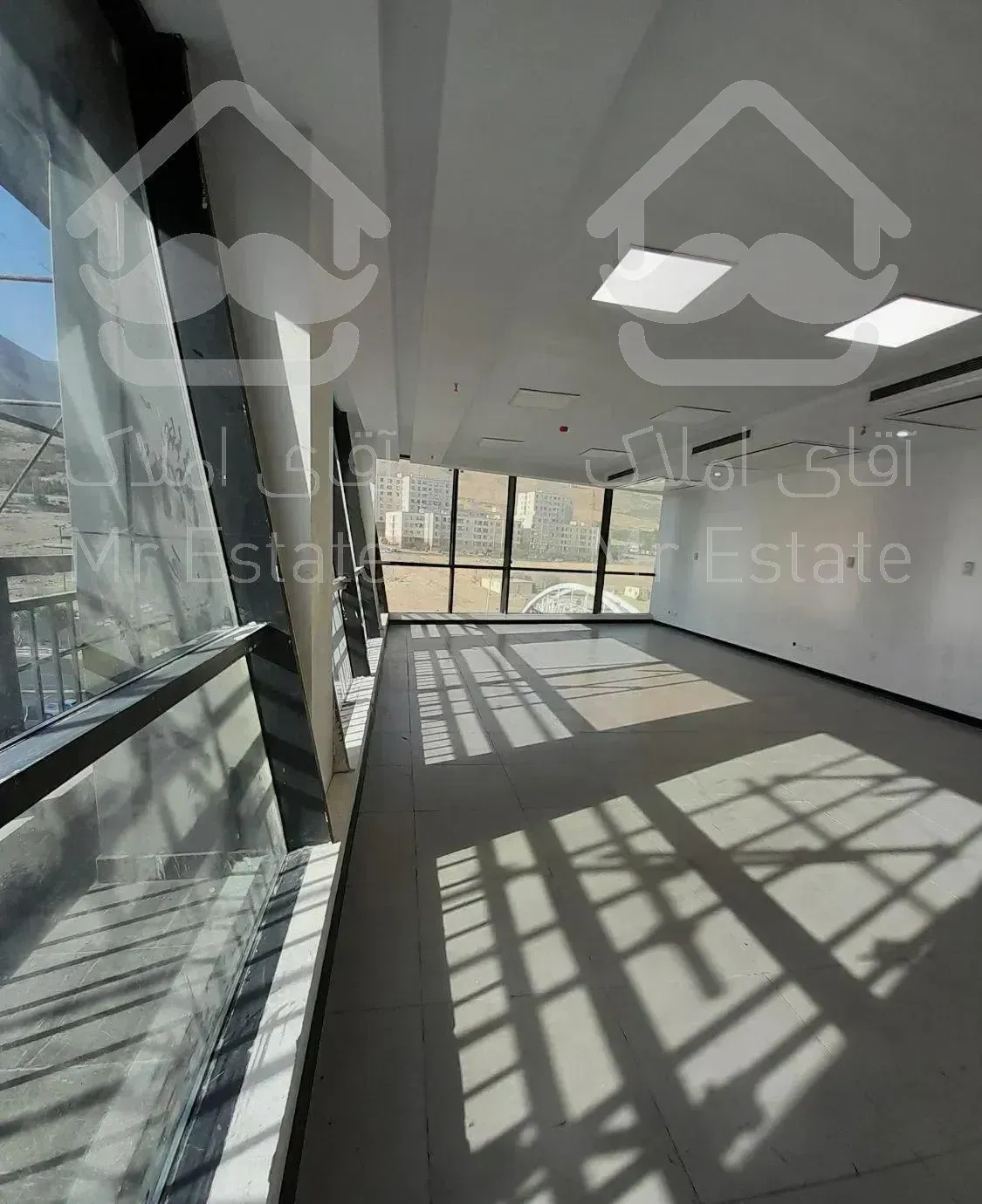 ۹۸متر/سند اداری/ویو باز و بدون مشرف پارتیشن‌شده