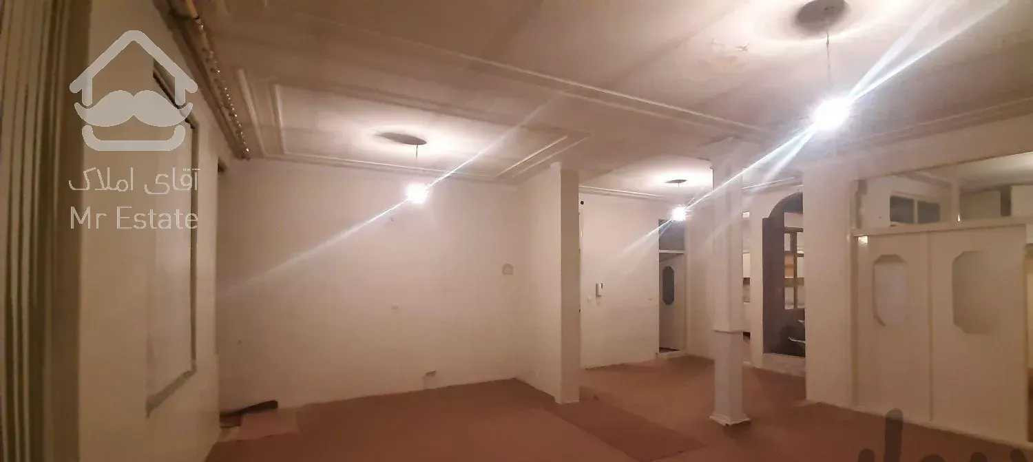 حیاط ۲۸۰ متری ۲ طبقه در داش ساختمان/ لاله/ابوریحان