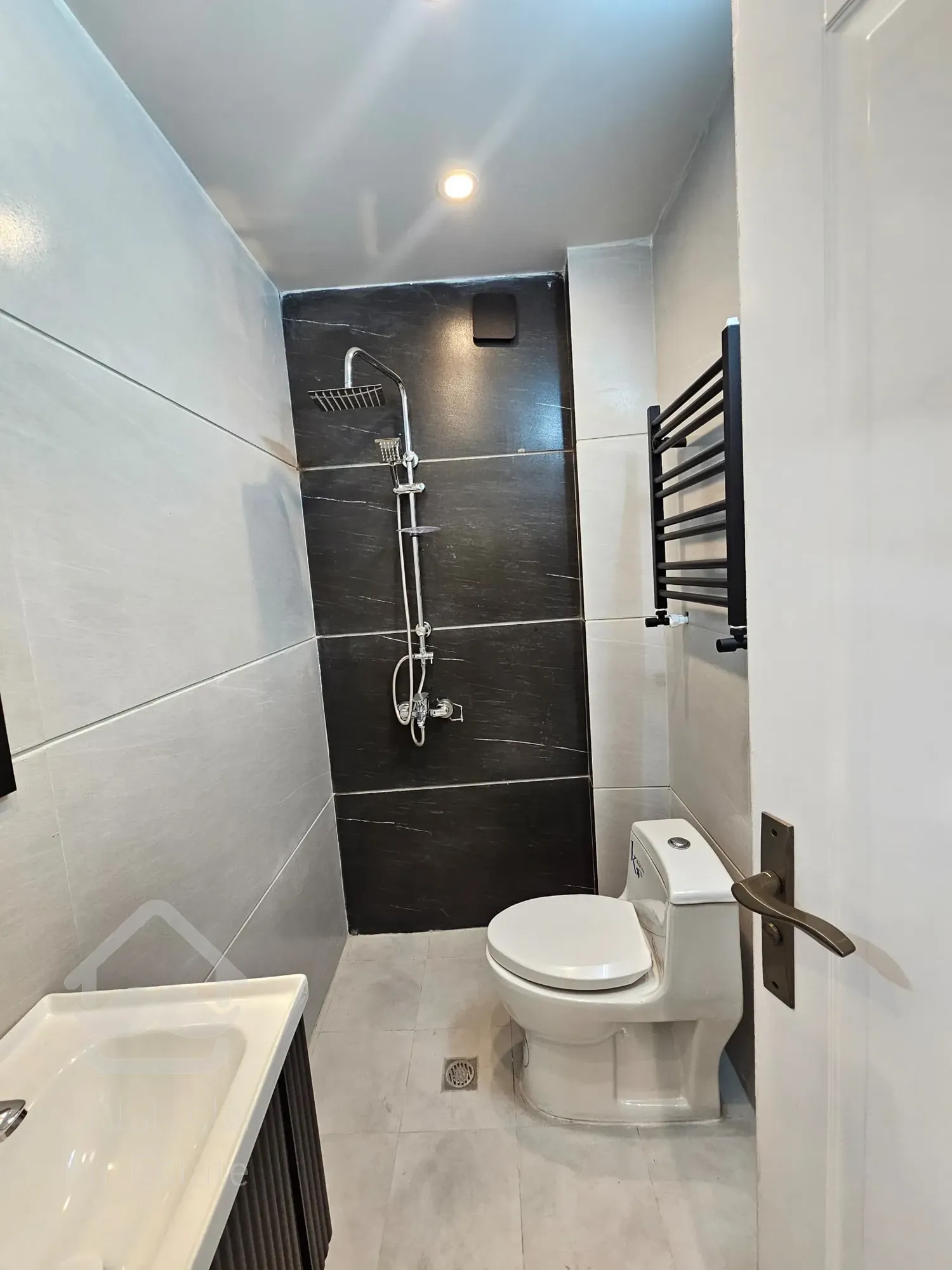 فروش واحد نور مستقیم تاپ لوکیشن سالن رو به افتاب