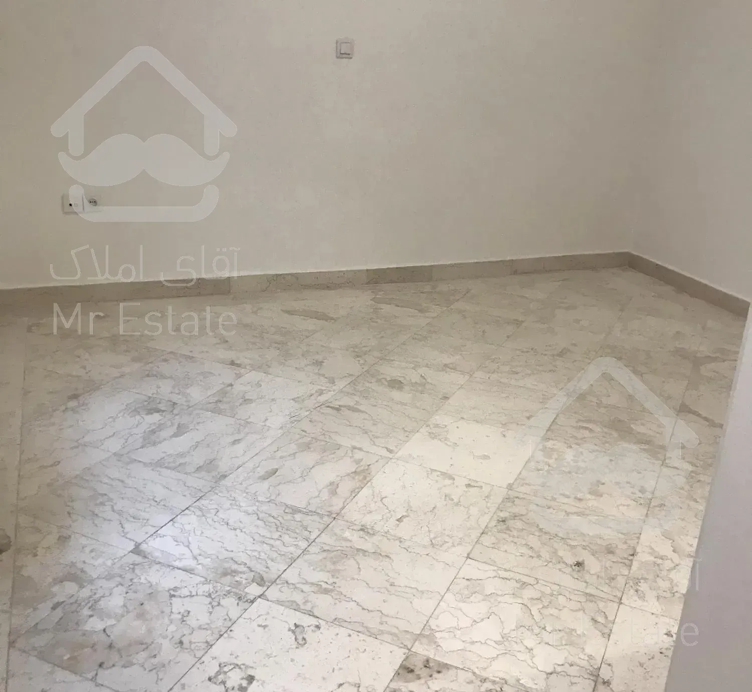 ٢٩٠متر٤خوابه ١١ساله با ٢پارکینگ