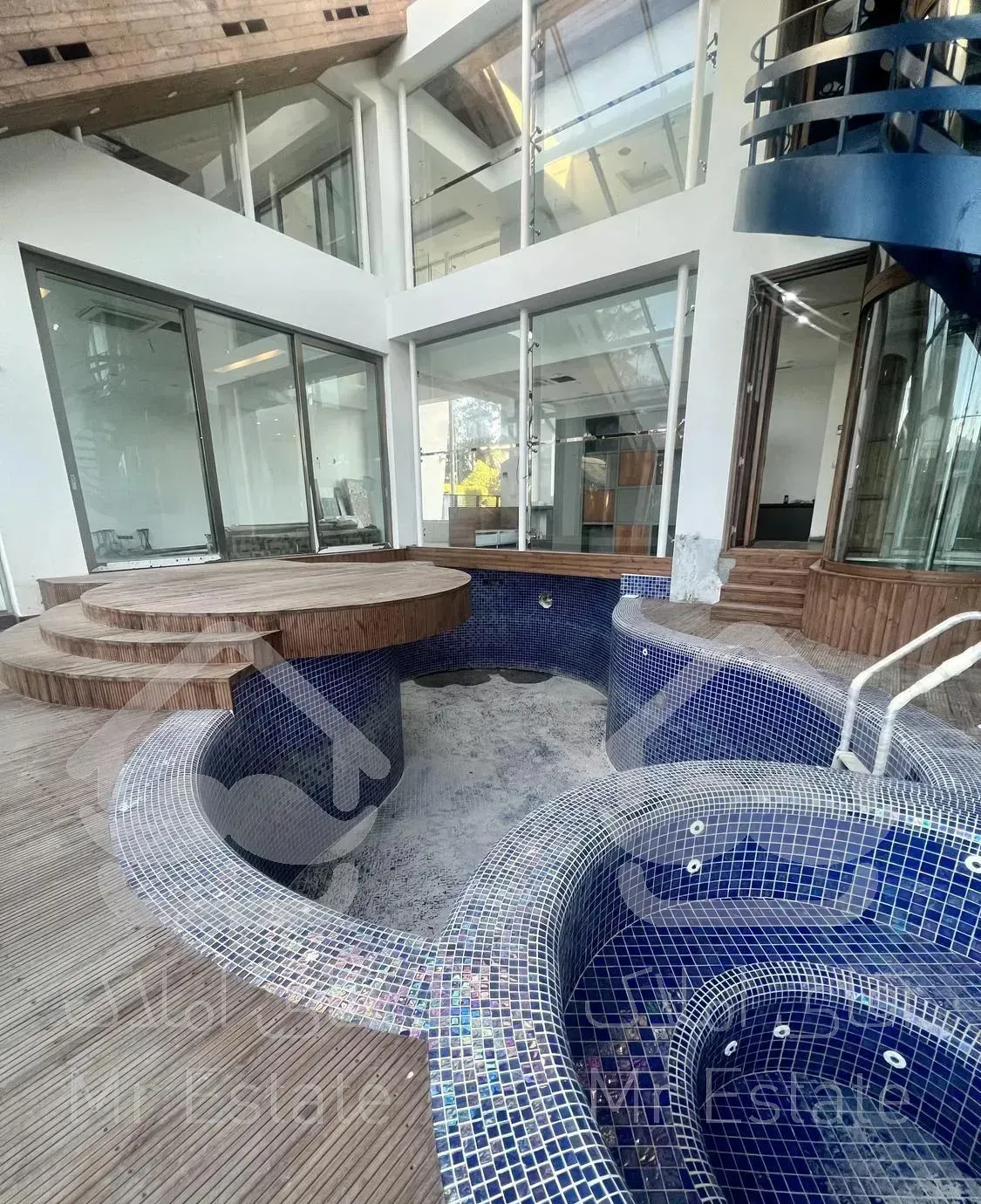 ویلا مدرن نوساز استخردار در خیابان صدف خزرشهرشمالى