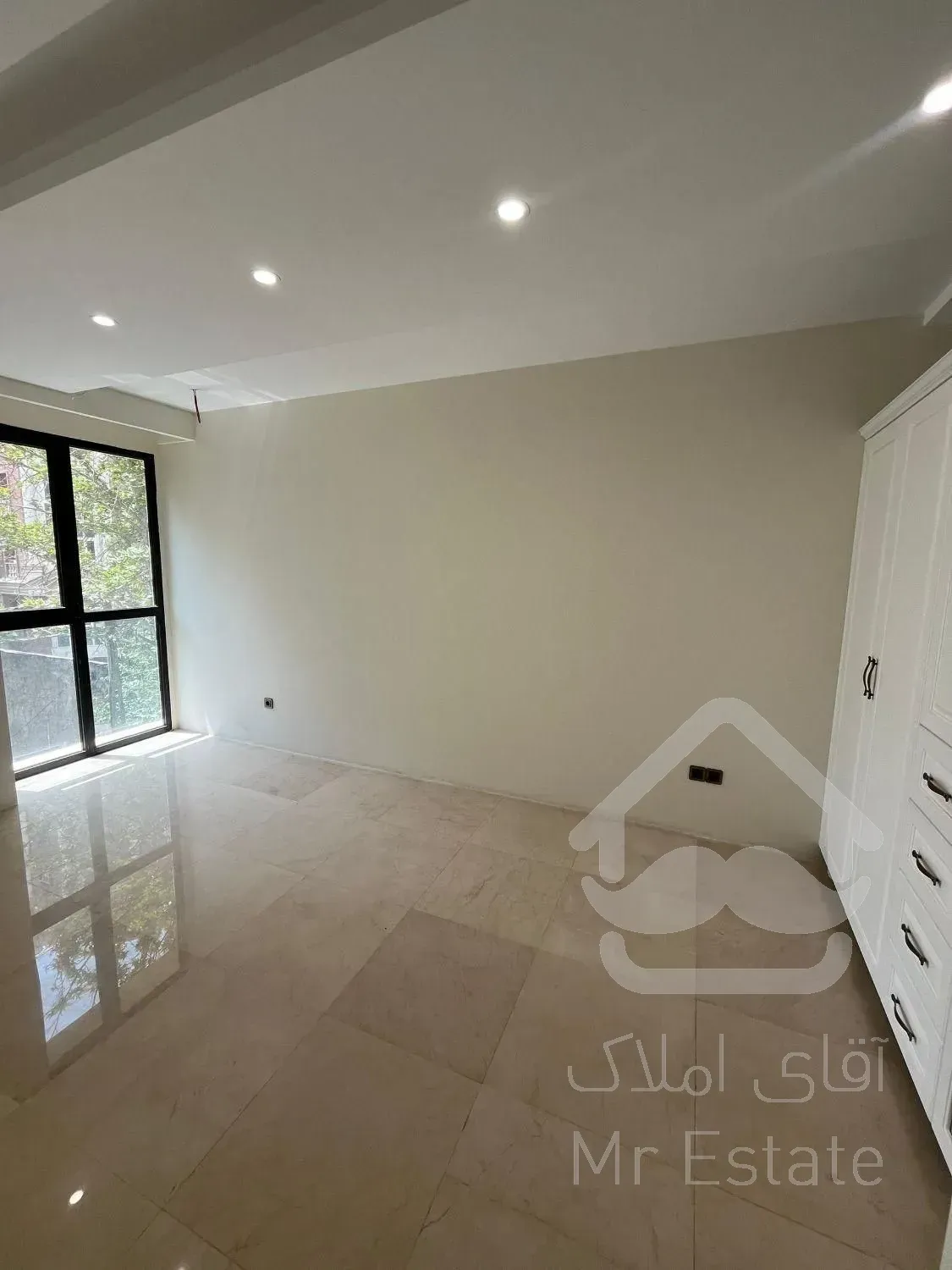 85متر/کلیدنخورده/۴باغ شرقی/سالن پرده خور رو به نما