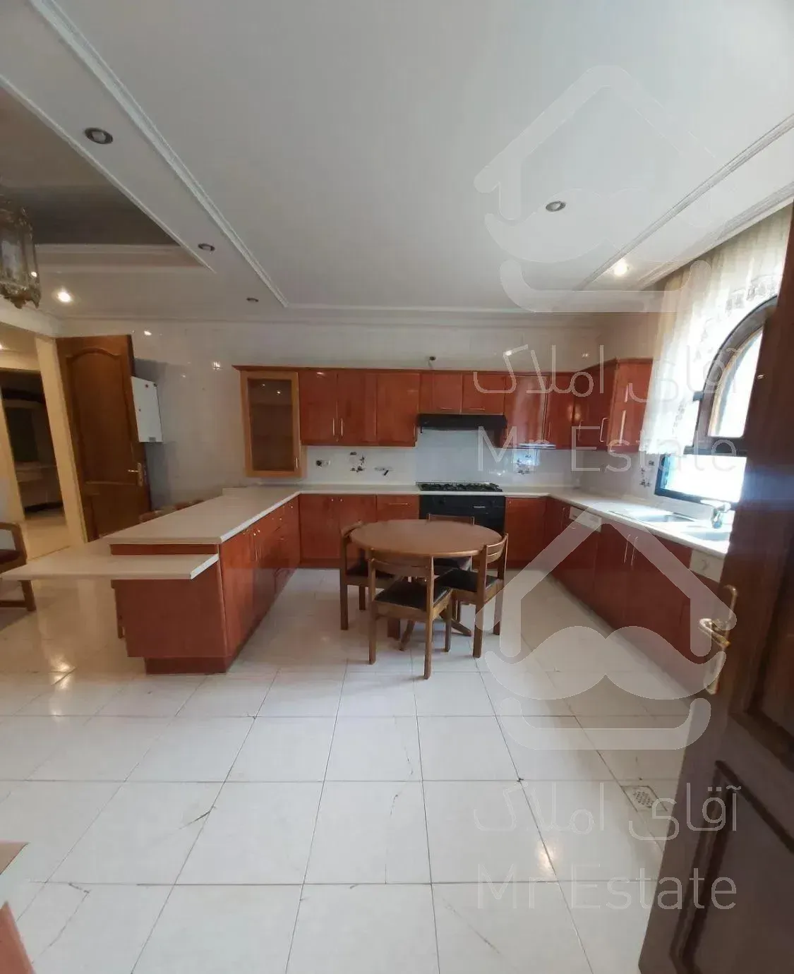 ۲۵۵ متر  ۴ خواب   سوئیت مجزا  ۲پارکینگ تاپ لوک