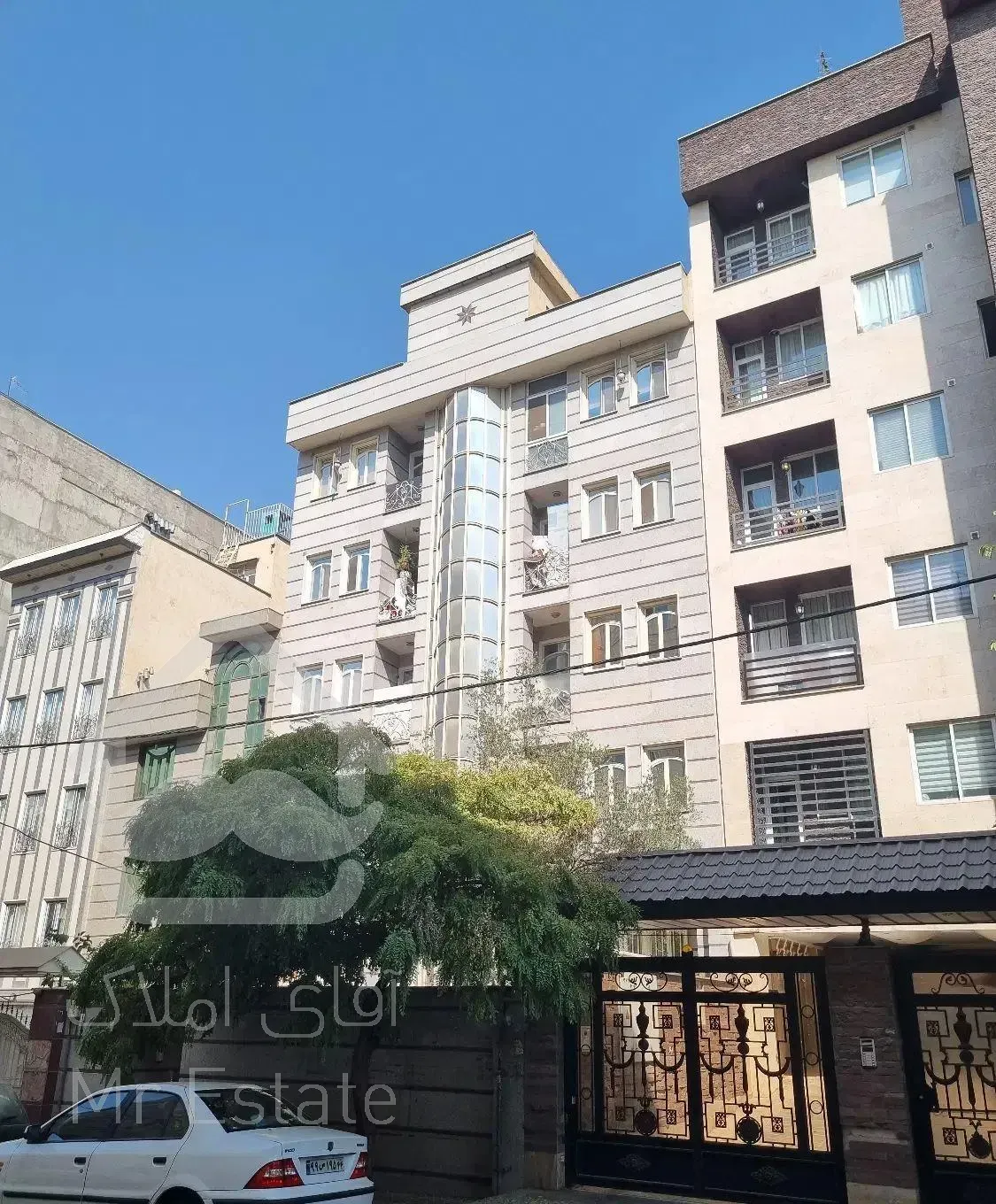 ۸۵ متری/طبقه اول/ پارکینگ/اسانسور/گلستانها