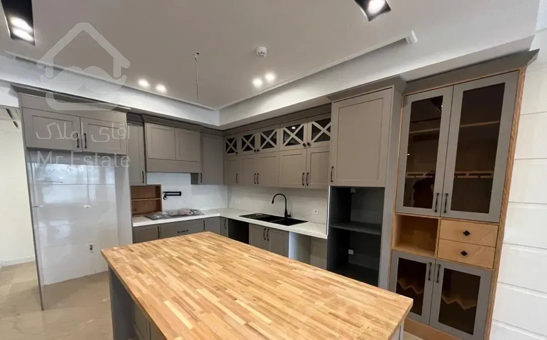 ۱۳۰ متر سه خوابه/ ورودی لابی / ویو بدون مشرف