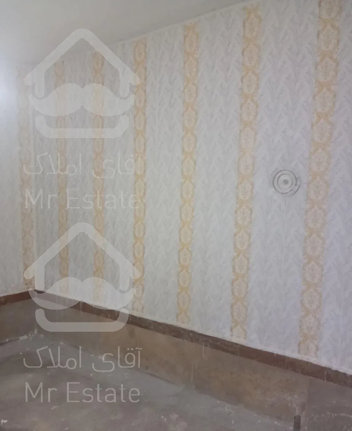 رنگ آمیزی با طرح کاغذدیواری  وسفید کاری