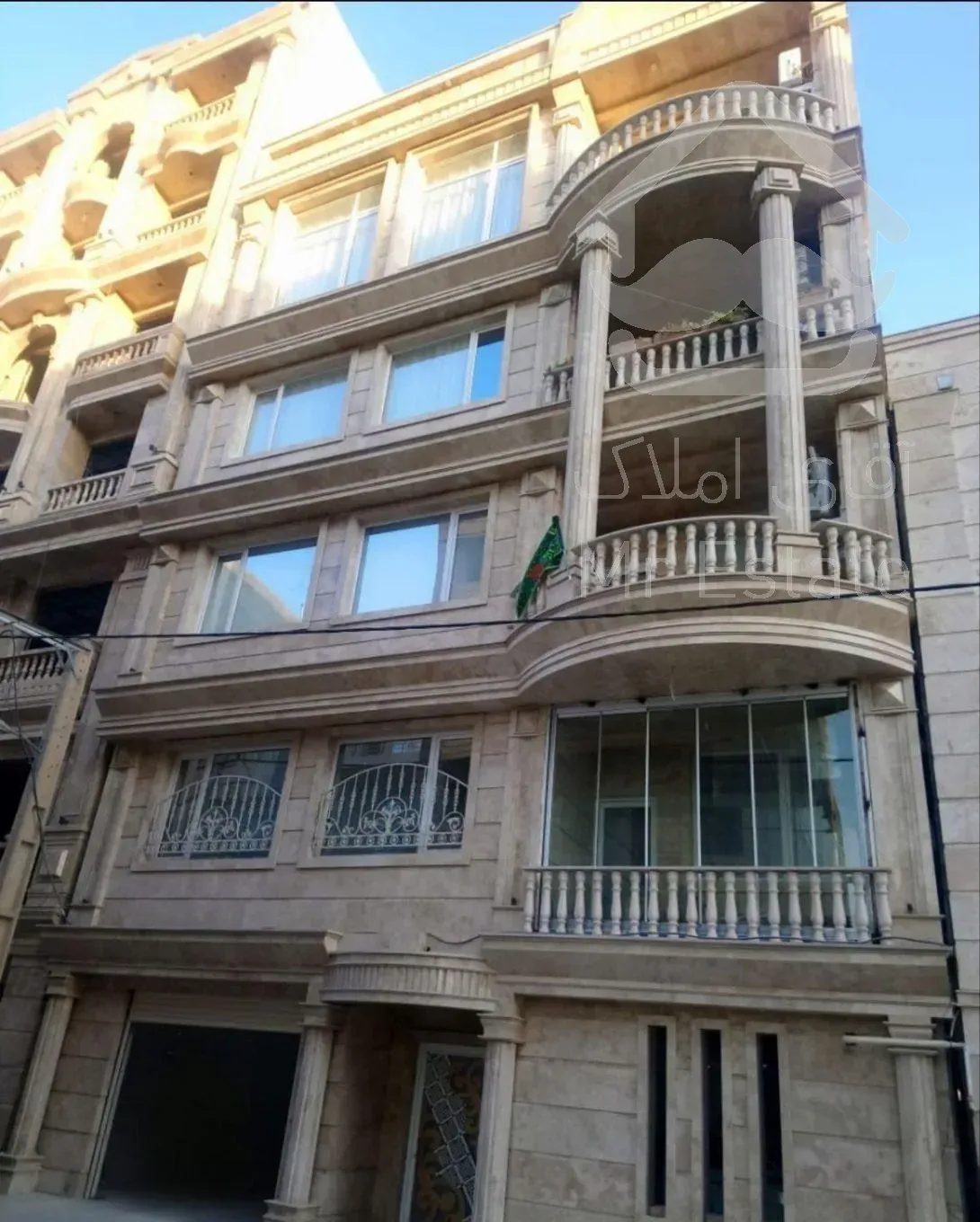 ۲۱۶ متری فول/آزادی