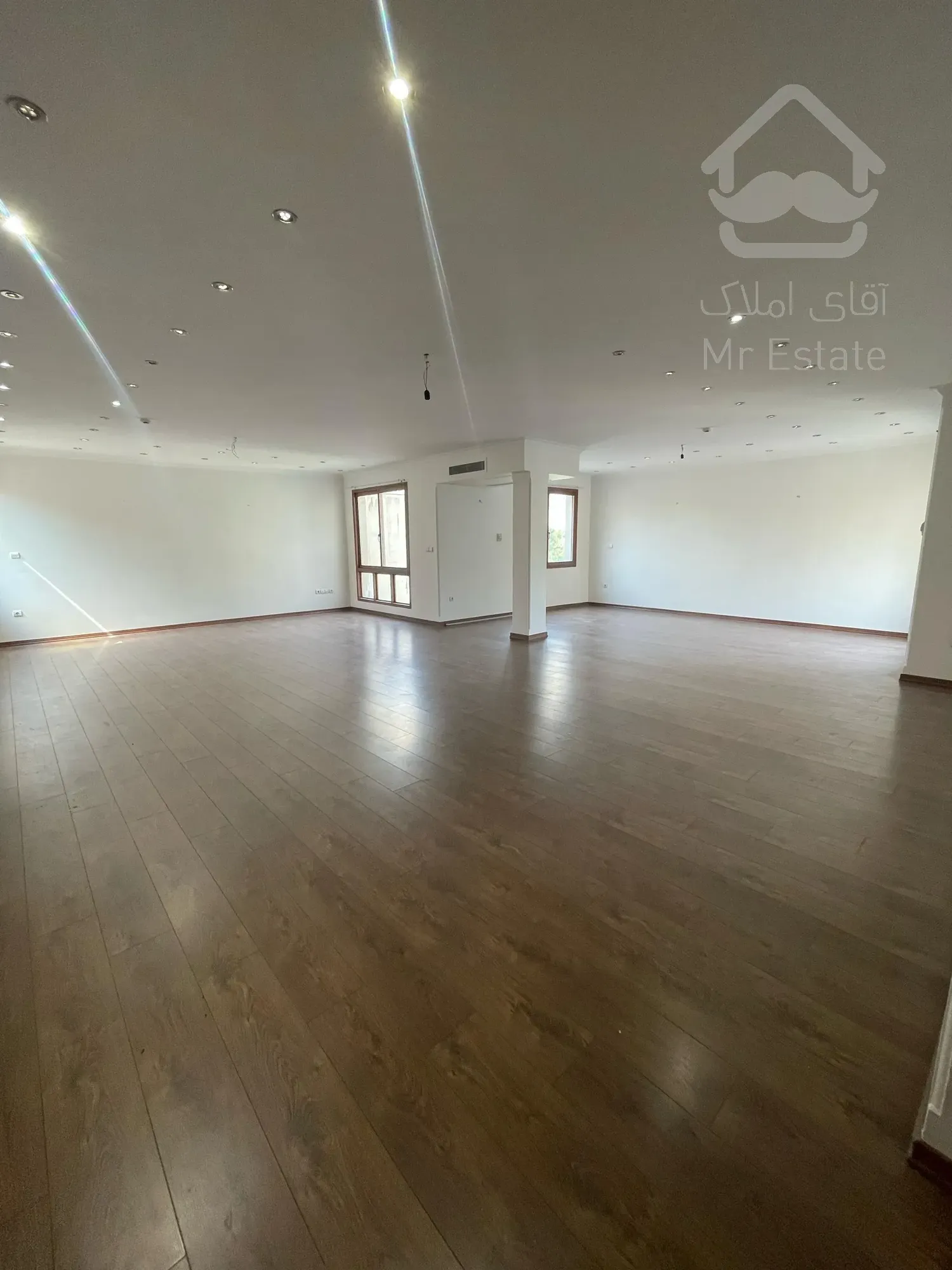 رهن و اجاره آپارتمان۲۲۰متر آجودانیه