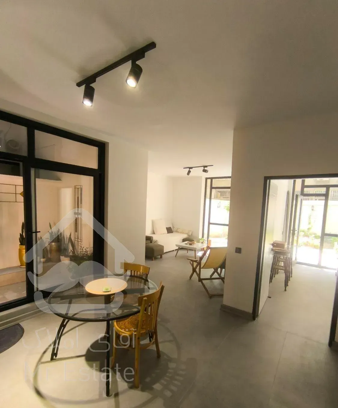 ۸۵متری فول بازسازی ۱۰۰متر حیاط در اختیار