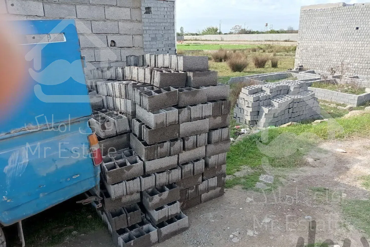 تحویل بلوک دیواری ته پر پای کار ‌.