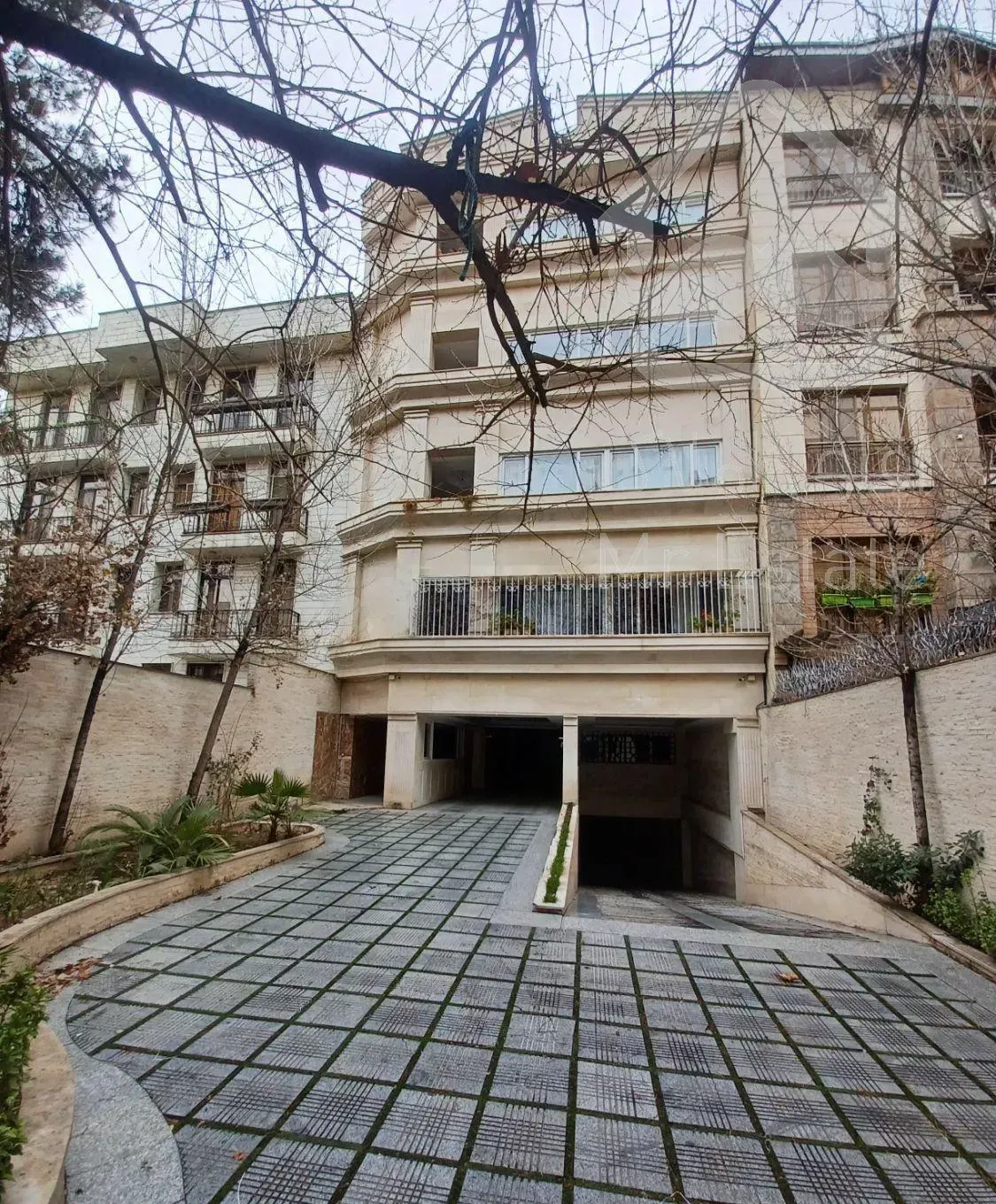 آپارتمان ۲۱۶ متری معاوضه با یه آپارتمان خ دروس