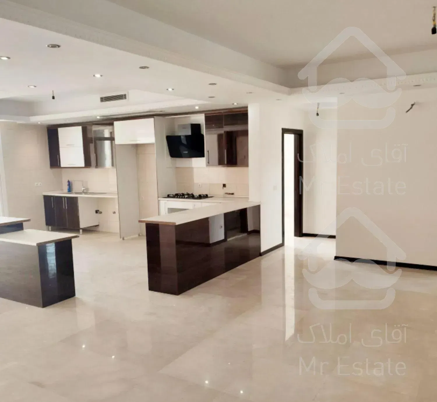 ۲۴۰ متر / دو پارکینگ / لابی مجلل / اندرزگو