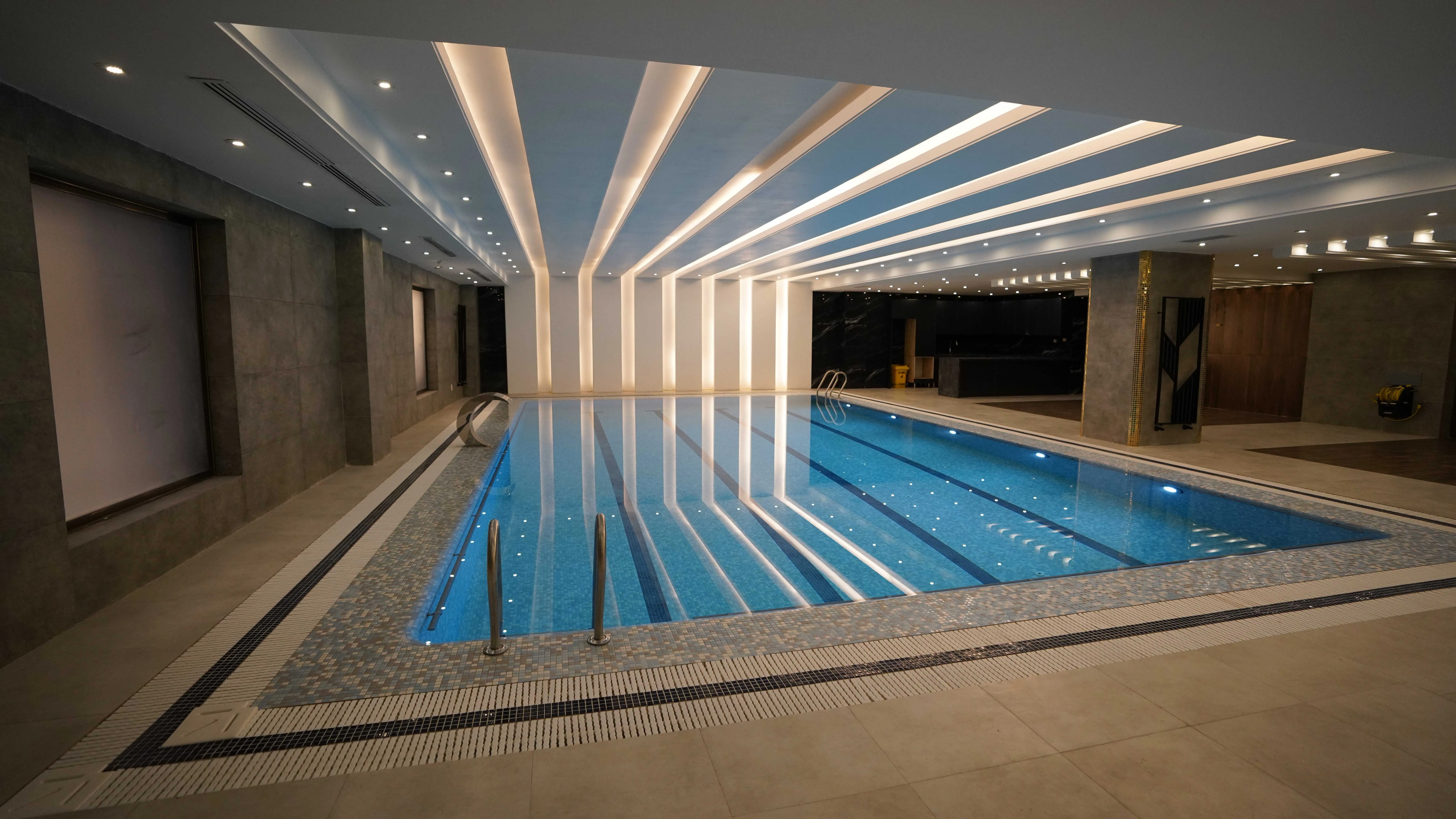 پیش فروش واحد 116 متری در شهرک لاله با امکانات هتلینگ استخردار