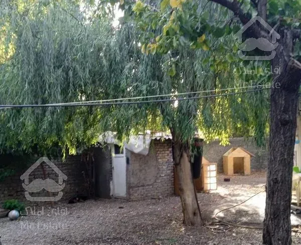 ۳۰۰متر چهار دیواری  دارای باغچه و۵۰متربنا.