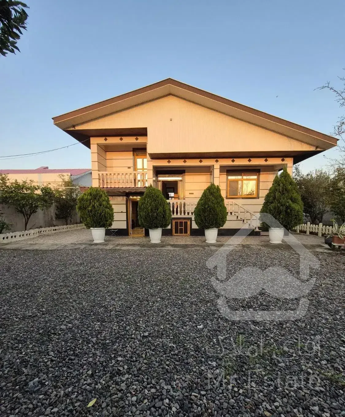 ویلای ۷۰۰ متری نزدیک شهر با سند تک برگ