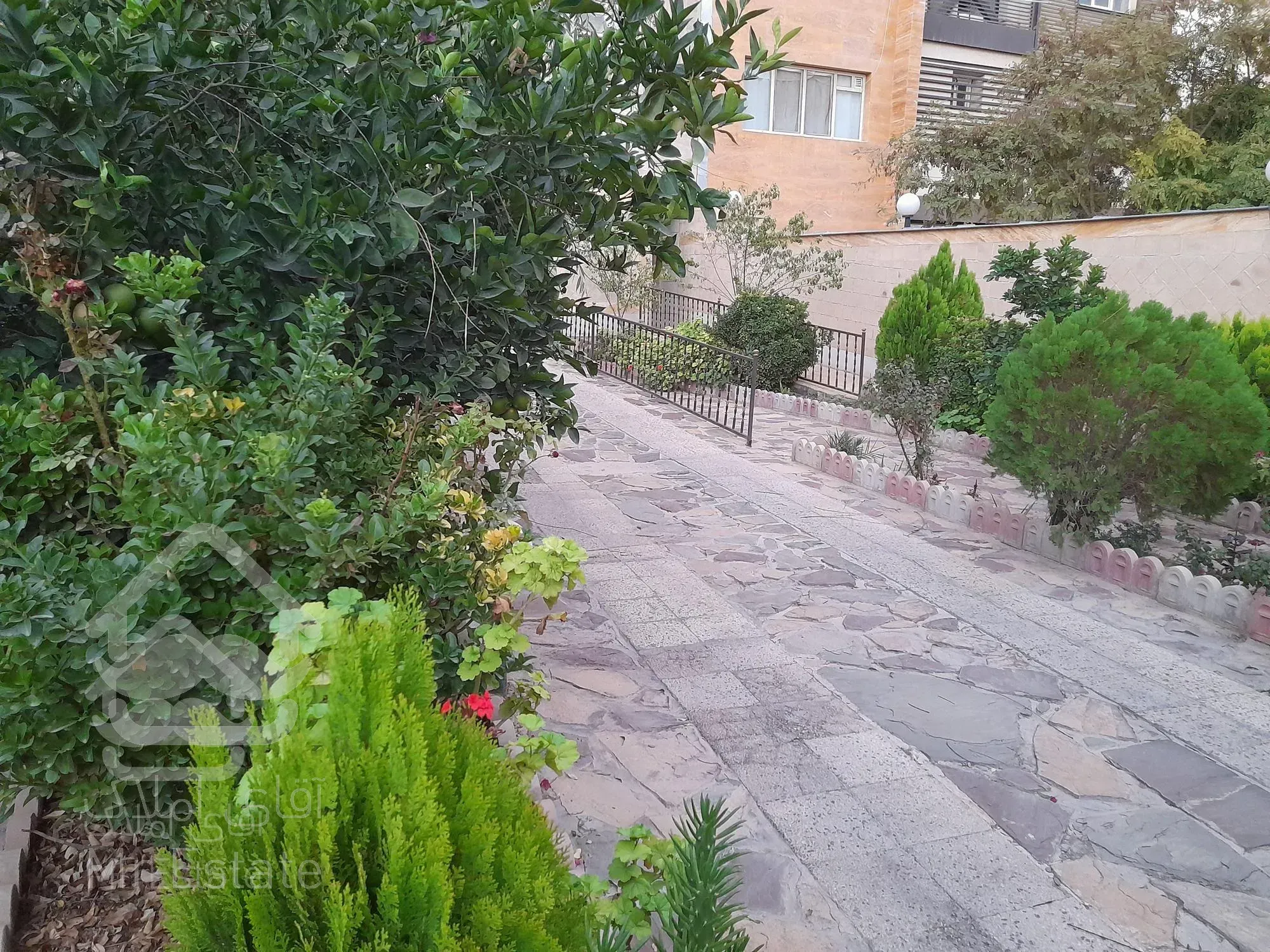 آپارتمان باغ حوض 3 خواب 135 متر