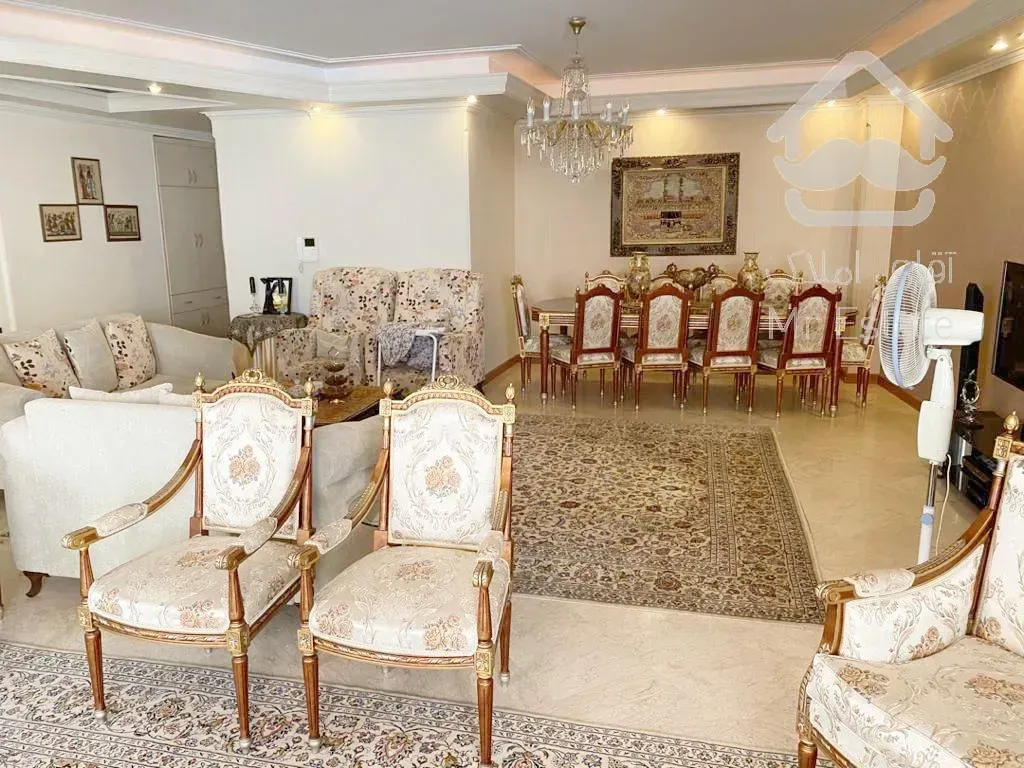 ۱۵۶متر با ۱۵متر انباری . جنوبی . غرق در نور