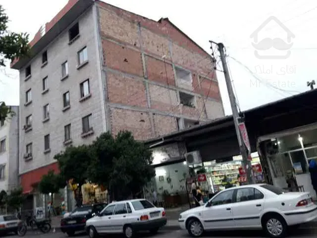 ساختمان 5 طبقه 14 واحده مسکونی و 4 دهنه مغازه تجاری در مرکز شهر