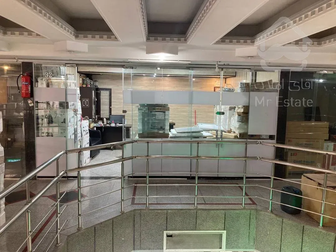 فروش ۱ باب مغازه در پر رونق ترین پاساژ سه راه امین حضور به متراژ ۲۳ متر دارای دو درب و با قابلیت تفکیک به دو مغازه مجزا