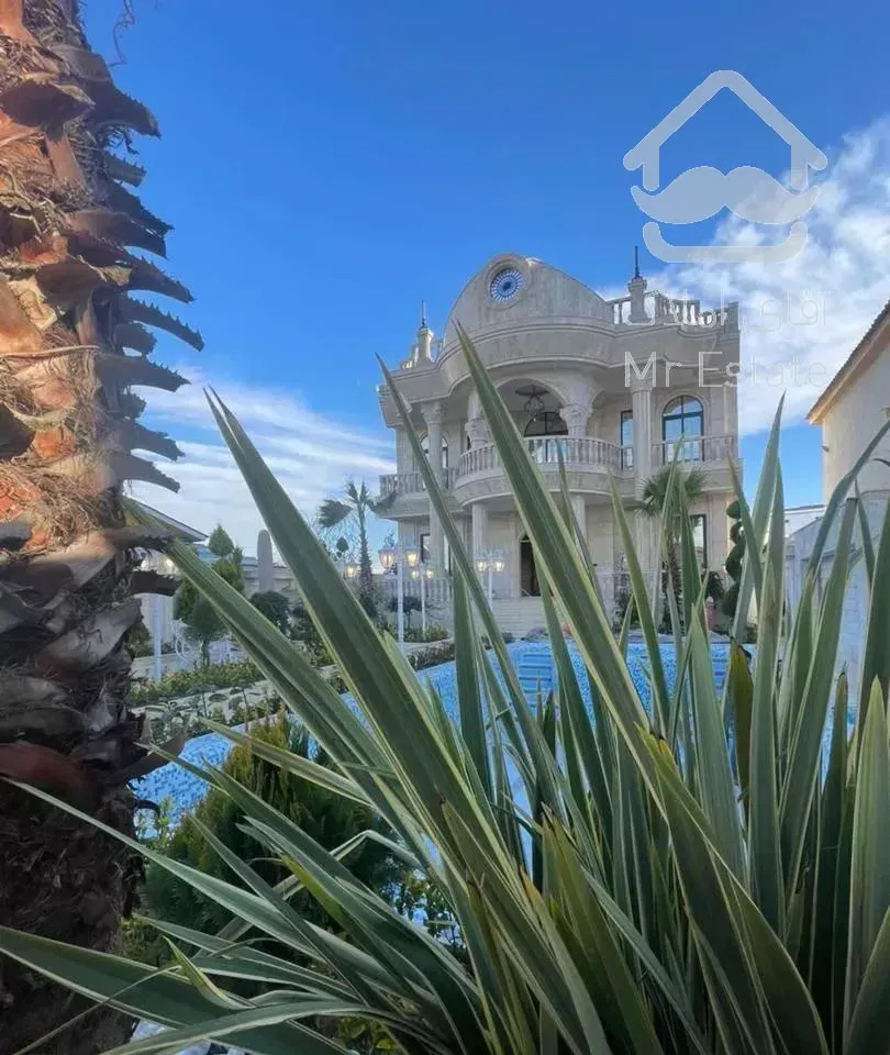 ابر ویلای کلاسیک 800 متری با متریال مدیترانه‌ای