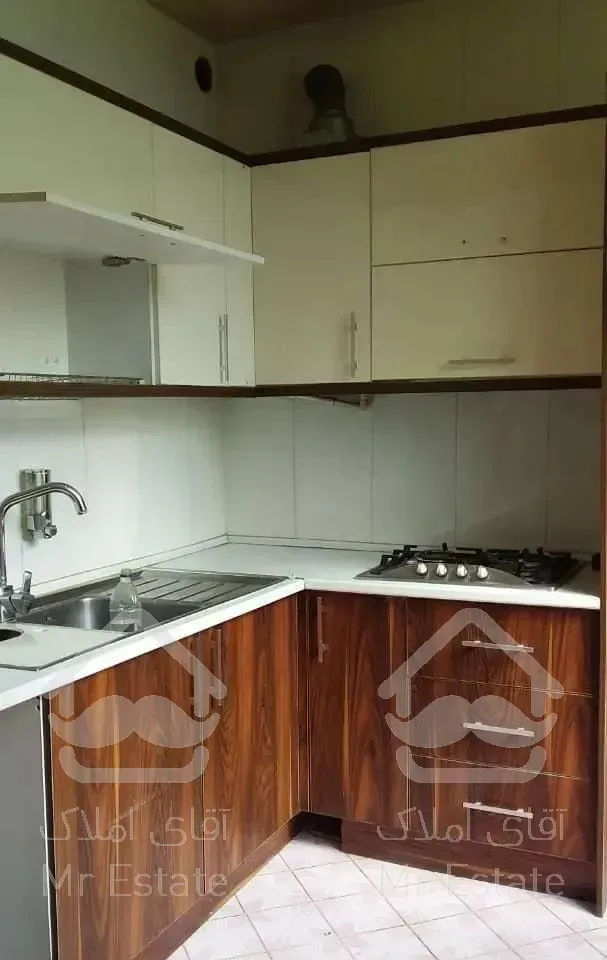 آپارتمان طبقه دوم تک واحدی با نور گیر