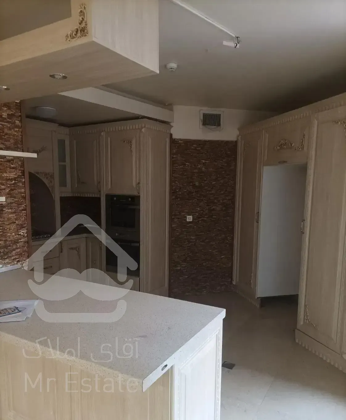 اجاره آپارتمان ۲۰۰ متری ۳خوابه در جماران (نیاوران)