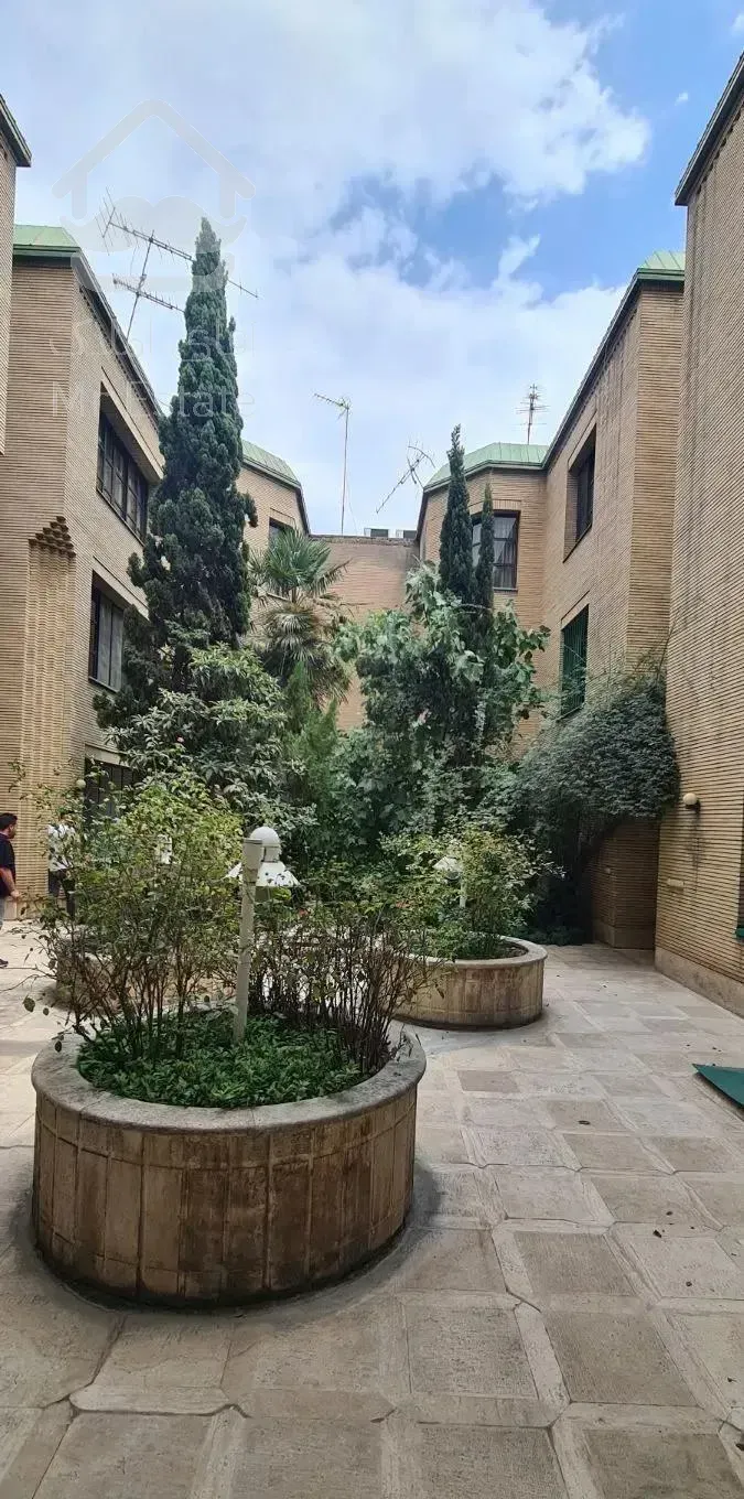 اندرزگو / ۲۰۰ متر ۳خواب / نوسازی شده بسیار زیبا