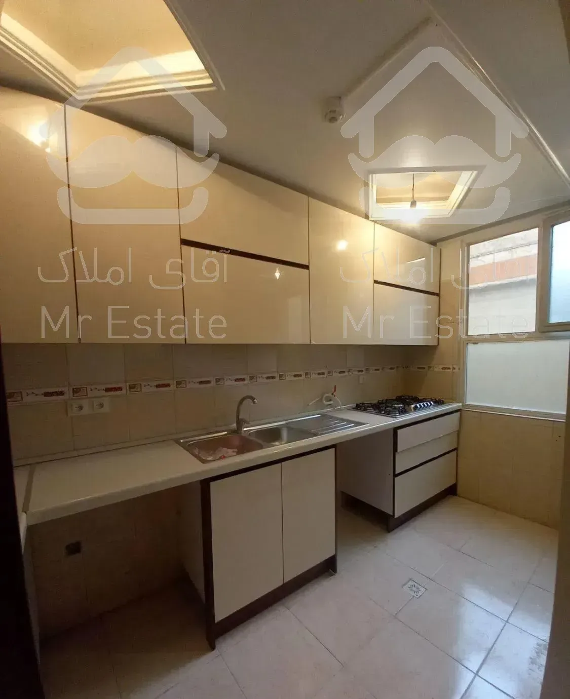 ۵۵متری با انباری و آسانسور تخلیه شرق بلوار پروین