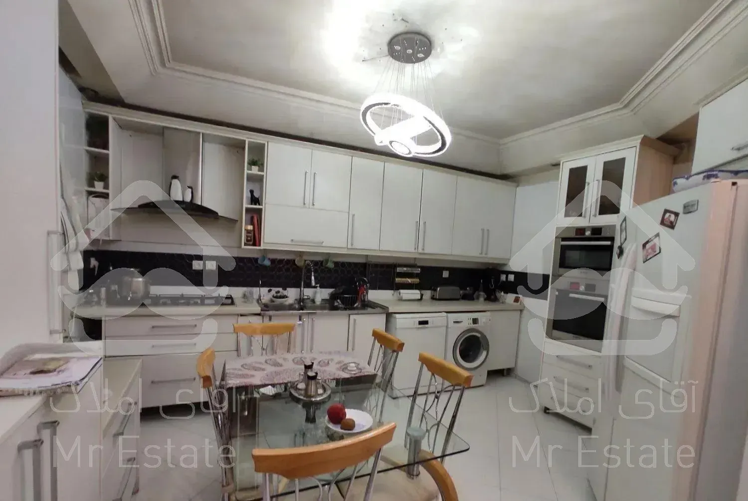 ونک۱۵۰ متر-۳ خوابه-۲ پارکینگ- ۱۰۰ متر حیاط اختصاصی