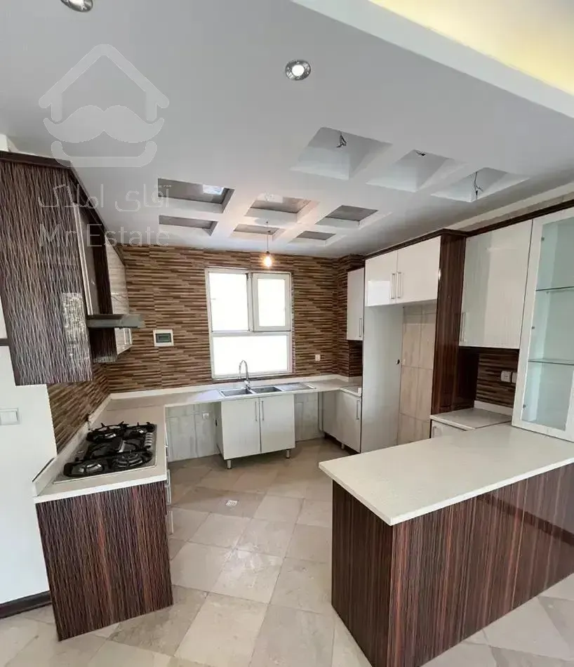 کاشانی بهنام ۹۰ متر سالن پرده خور فروشی