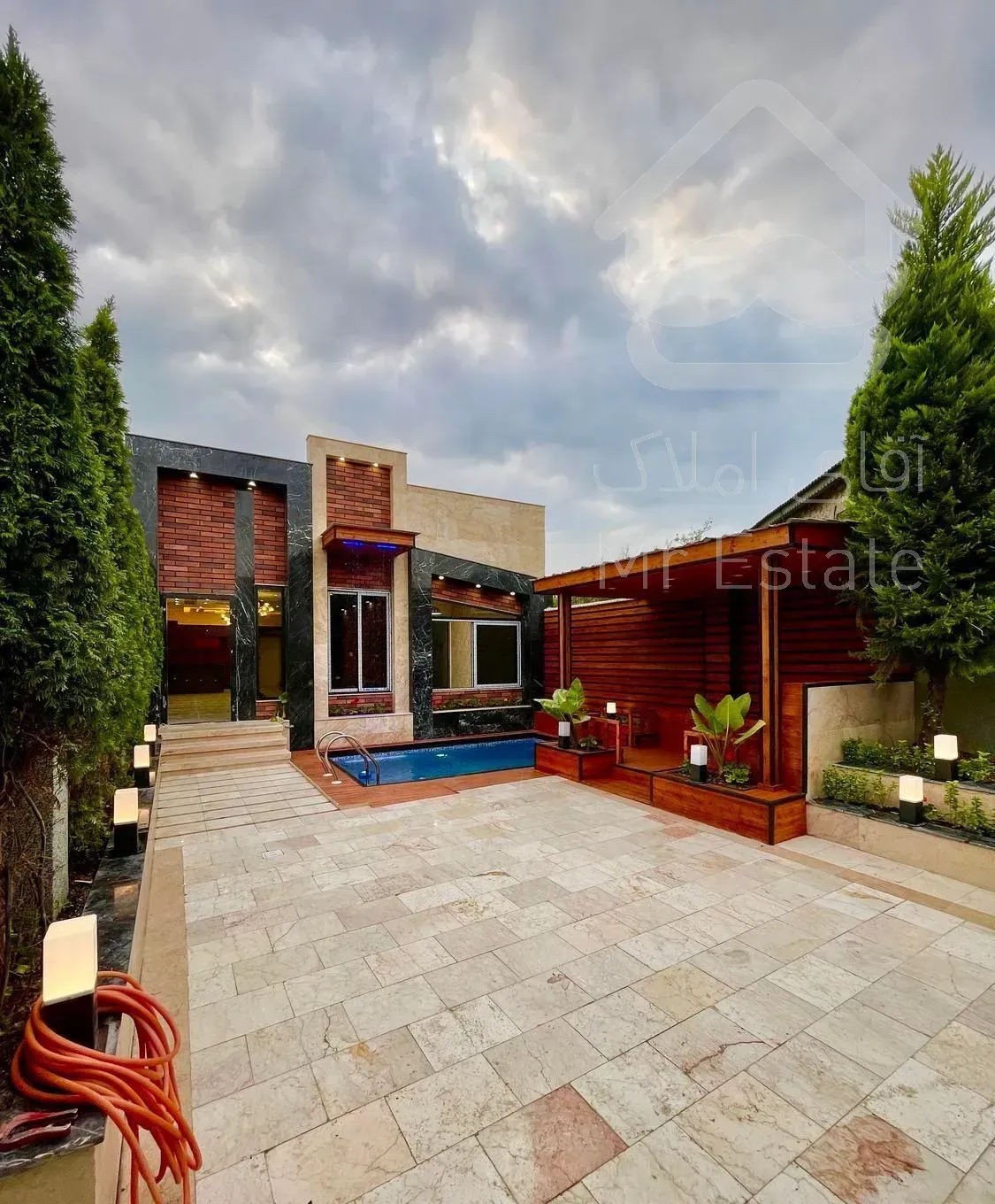 باغچه ویلایی 250 متری ( استخر چهار فصل )