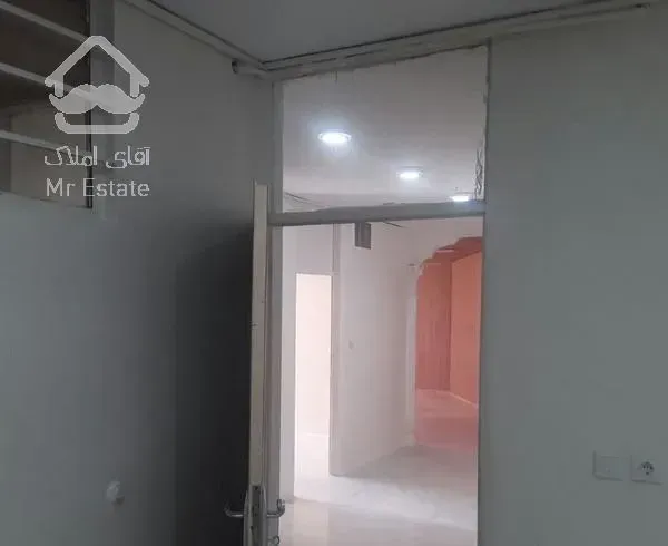 آپارتمان دارای سه اتاق و یک حال و یک پذیرایی زیبا