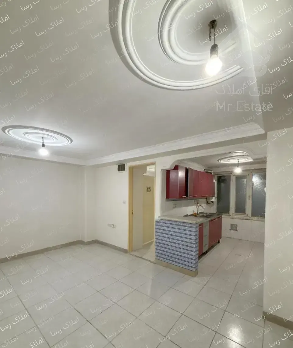 ۴۳ متر / همکف / جنب میدان جمهوری / خوشنقشه و پرنور