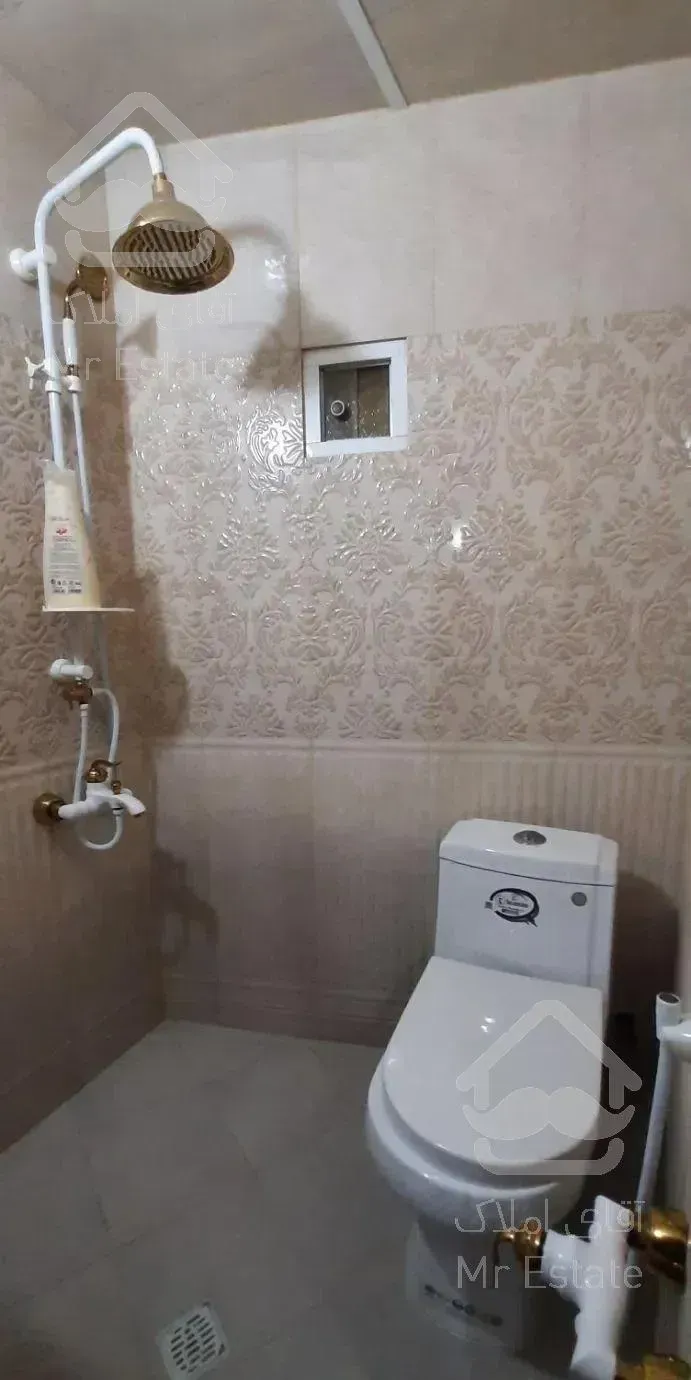 ویلا چوبی جنگلی با آبشار داخل پذیرایی