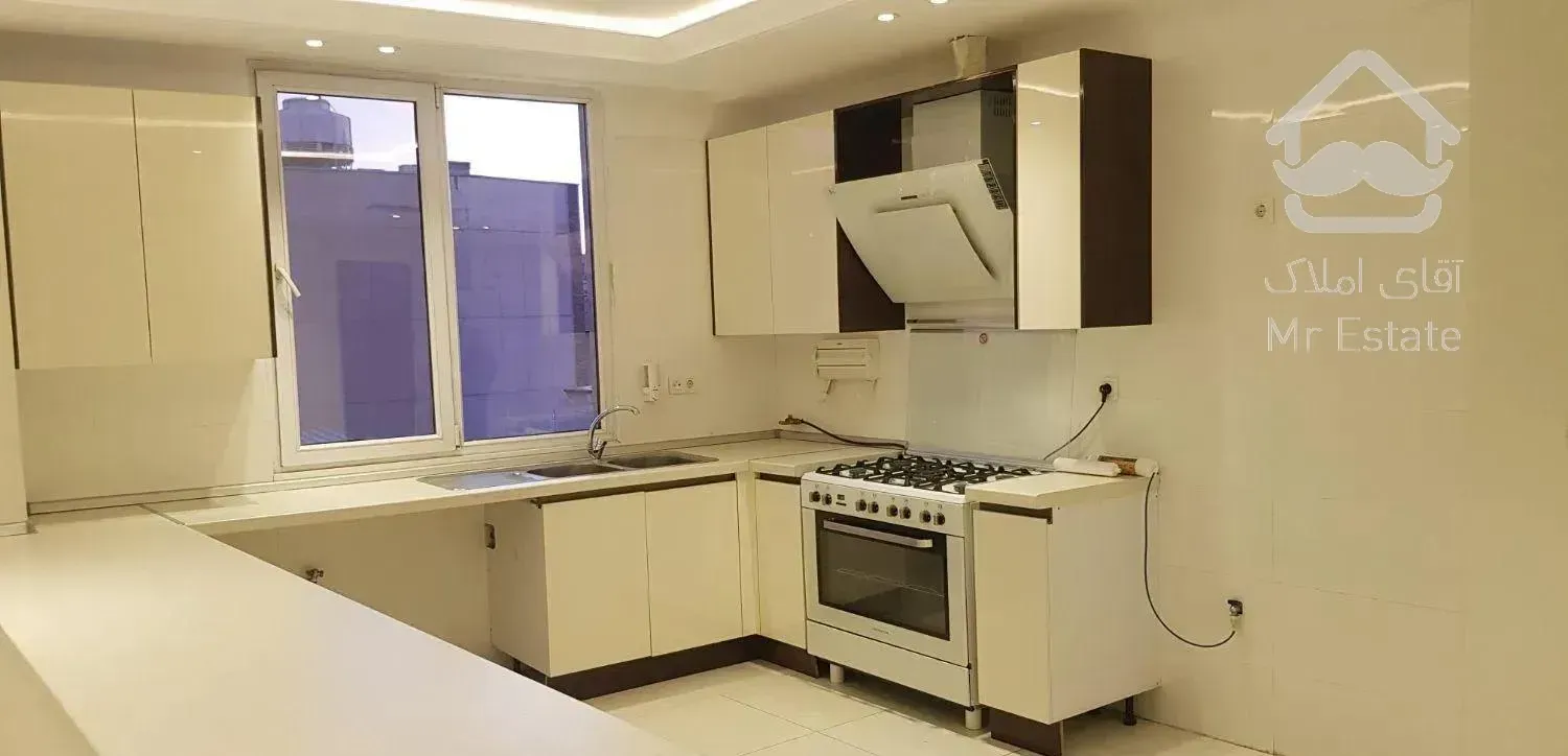 ۱۰۰ متر،اندرزگو تاپ لوکشین