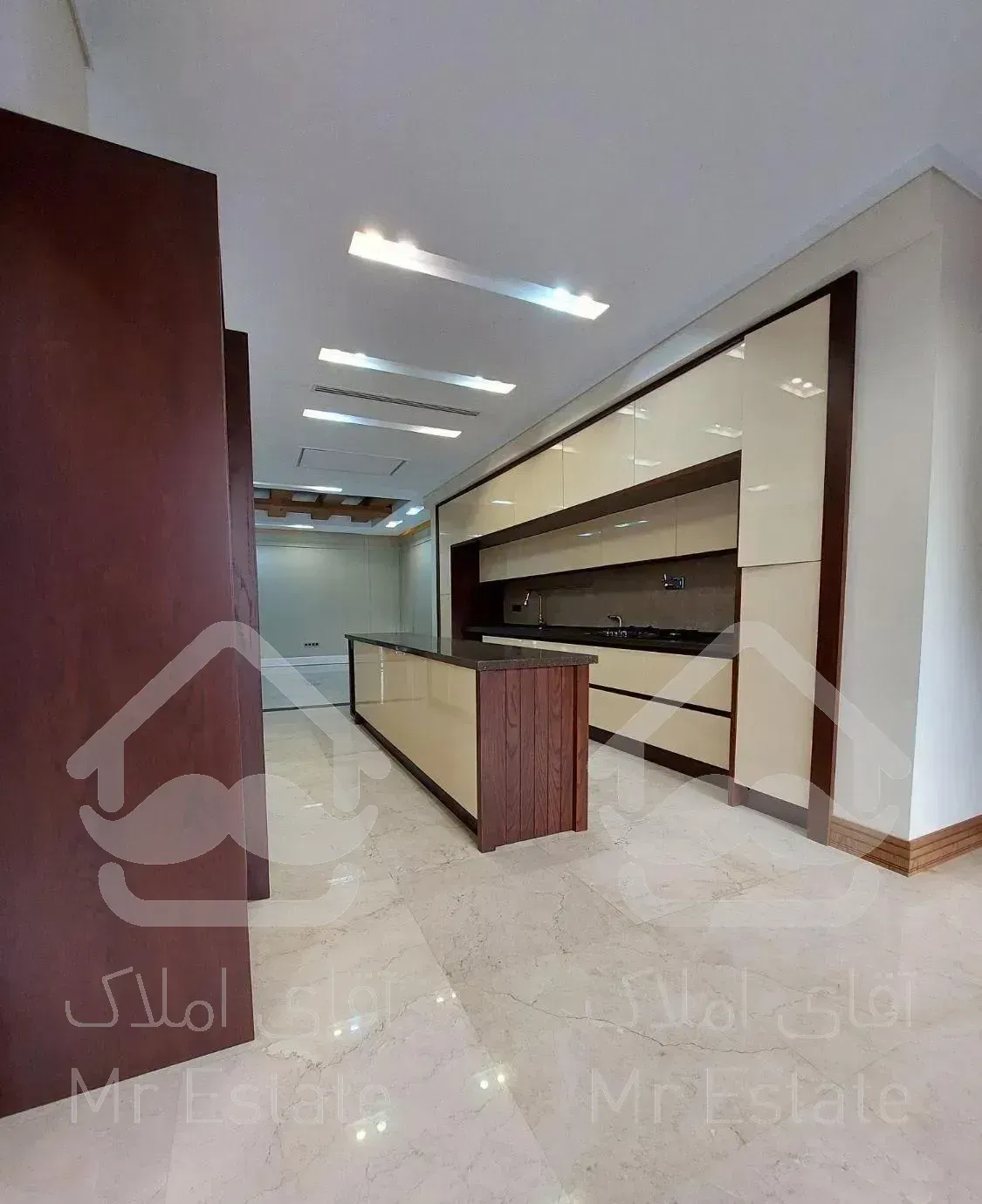 آپارتمان ۳۰۰ متر سه خواب  کلید نخورده