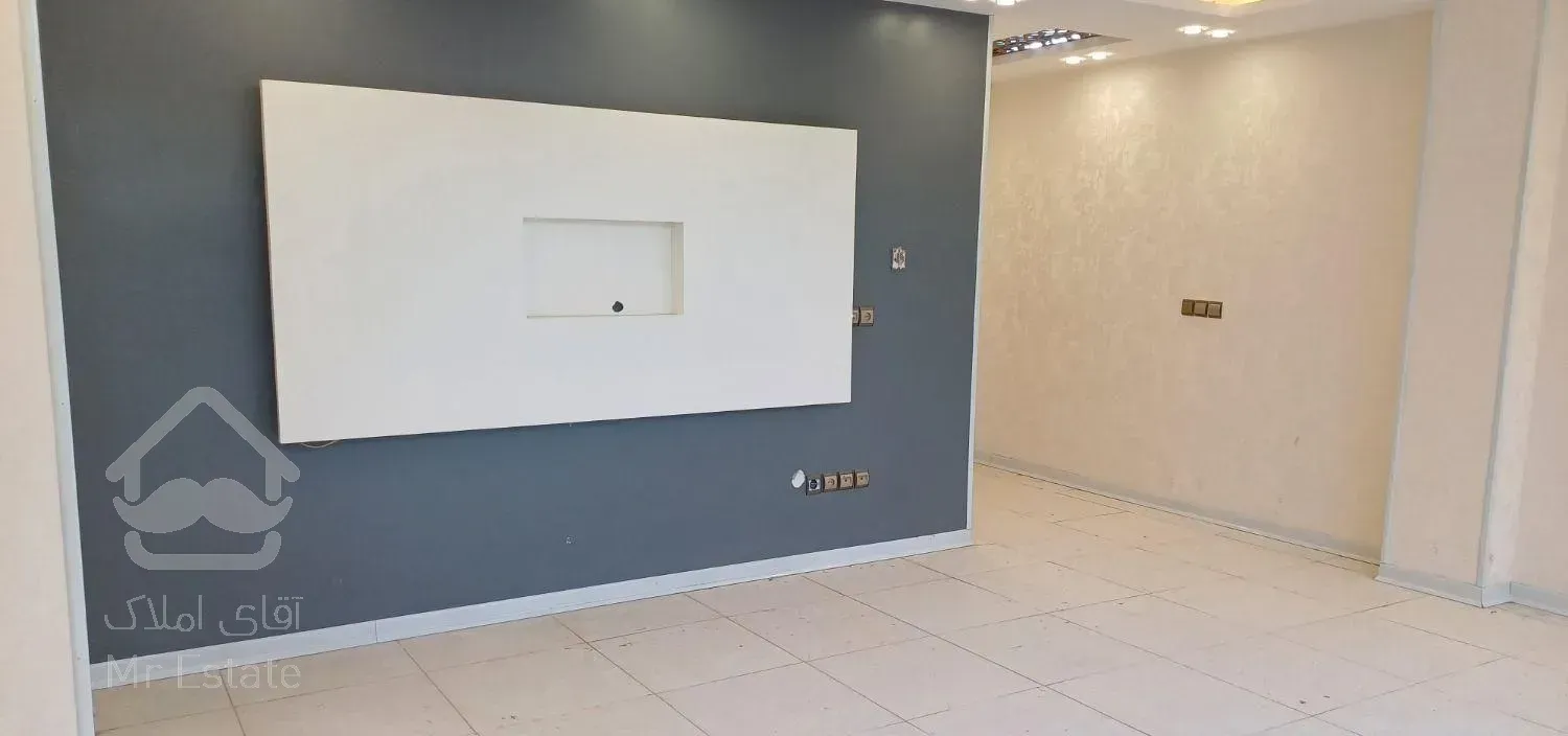 همکف حیاط اختصاصی شهر بهارستان بلوک ۲۲۵ خ حکیم