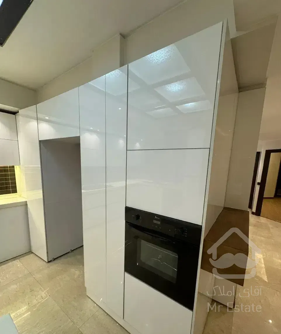 نیاوران /۲۱۰ متر/طبقه بالا/تراس قابل چیدمان