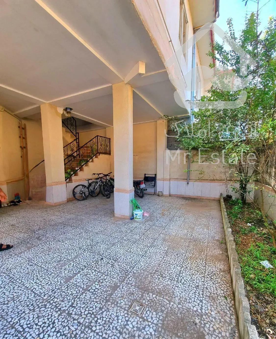 طبقه ۶۰ متری دوخواب با پارکینگ بزرگ.انتهای ۱۲ متری