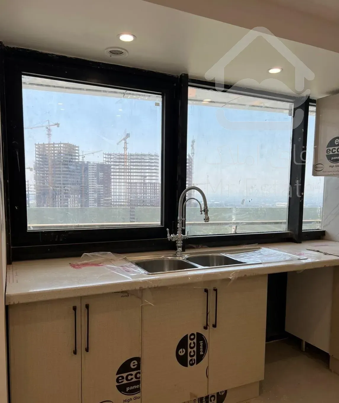 دریاچه برج برند الماس شیشه ای