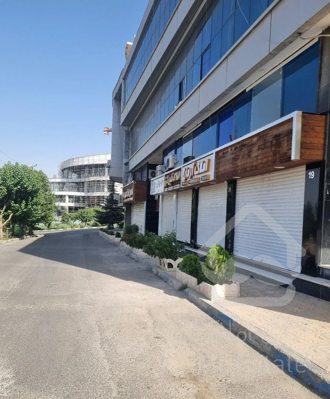 تجاری بر بلوار اصلی