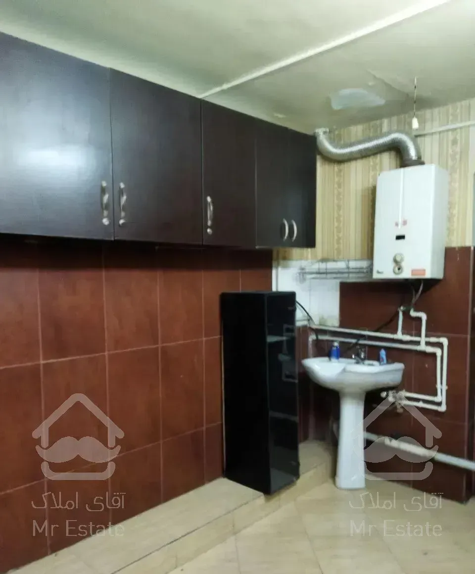 ملک اداری تجاری است که ۵۰ متر میباشد